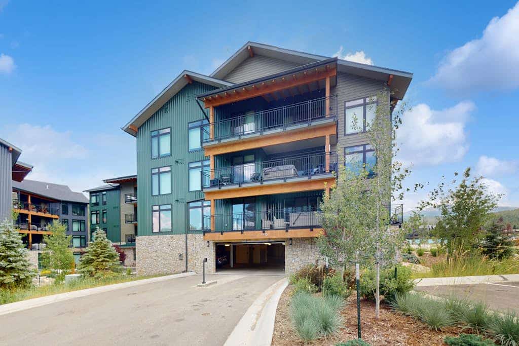Modern Condo—Hot Tub, Grill, Close to Skiing & Downtown Fun