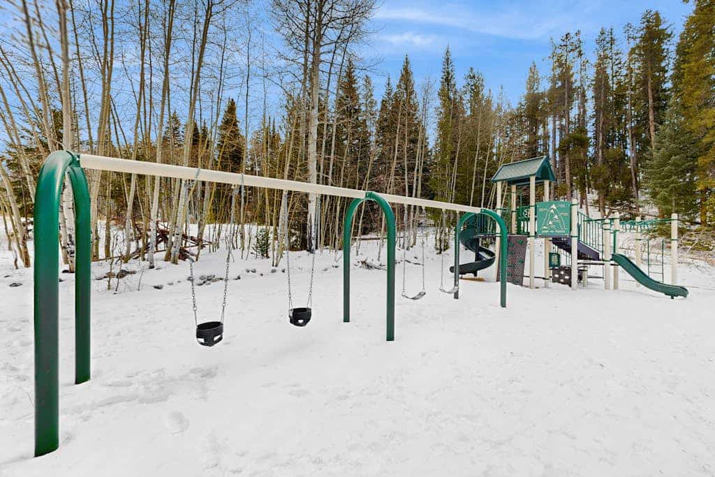 Conveniently located condo w/ shared pool, hot tub, game room, fitness area
