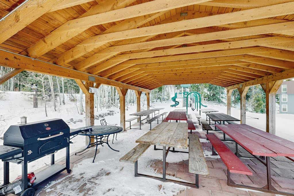 Conveniently located condo w/ shared pool, hot tub, game room, fitness area
