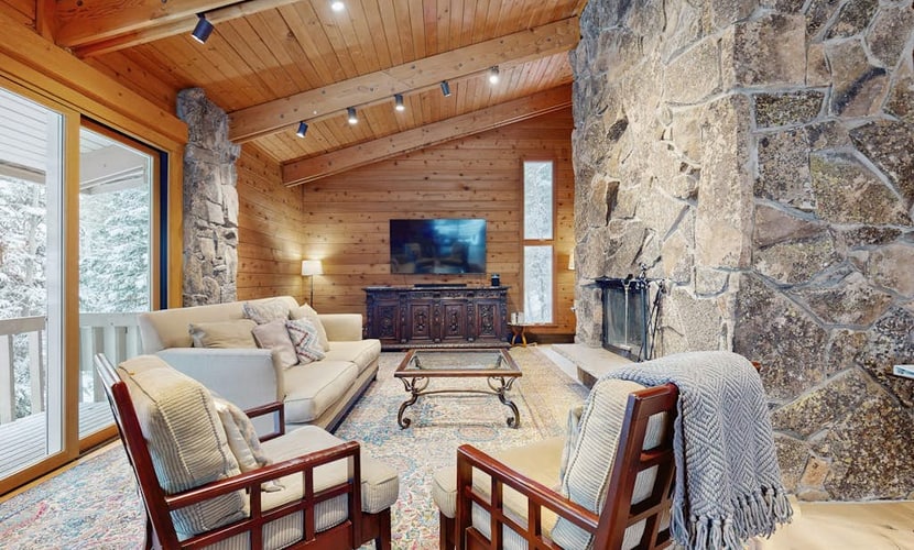 70's style home near Village with private hot tub & fireplace - dog-friendly