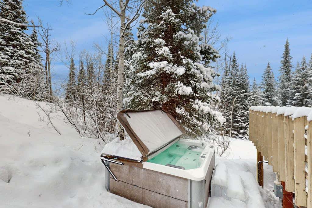 70's style  home near Village with private hot tub & fireplace - dog-friendly