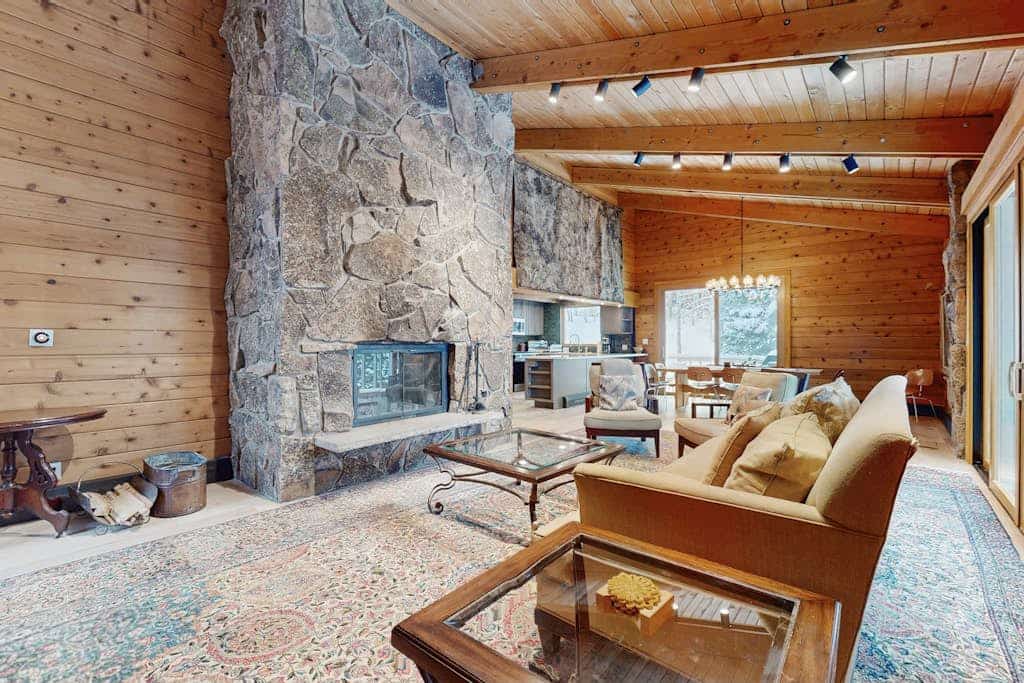 70's style  home near Village with private hot tub & fireplace - dog-friendly