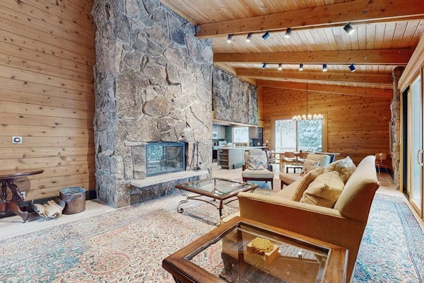 70's style home near Village with private hot tub & fireplace - dog-friendly