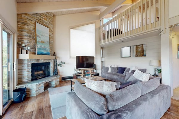 Stunning Mountain-View Snowmass Condo with Pool, Hot Tub & Sauna, AC