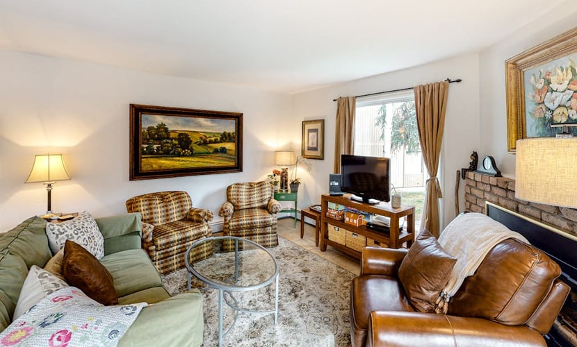 Welcoming mountain suite with balcony & fireplace