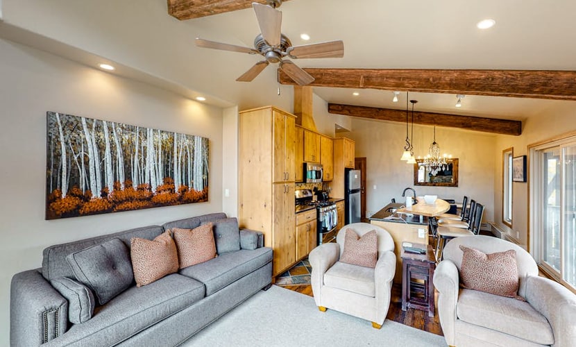 Lovely getaway minutes from ski slopes with mountain views, fireplace, & balcony