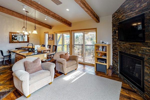 Lovely getaway minutes from ski slopes with mountain views, fireplace, & balcony