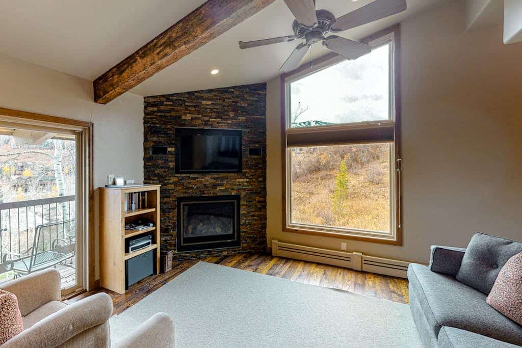 Lovely getaway minutes from ski slopes with mountain views, fireplace, & balcony