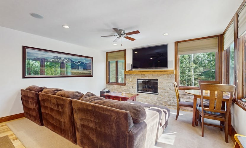 Mountain Gem Walking Distance From Slopes w/Shared Pool & Hot Tubs, Free WiFi