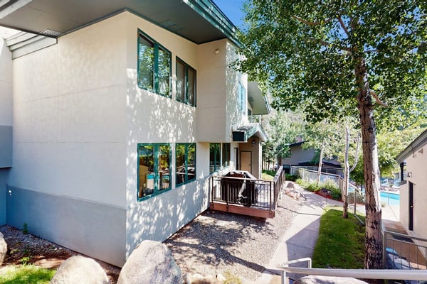 Mountain Gem Walking Distance From Slopes w/Shared Pool & Hot Tubs, Free WiFi