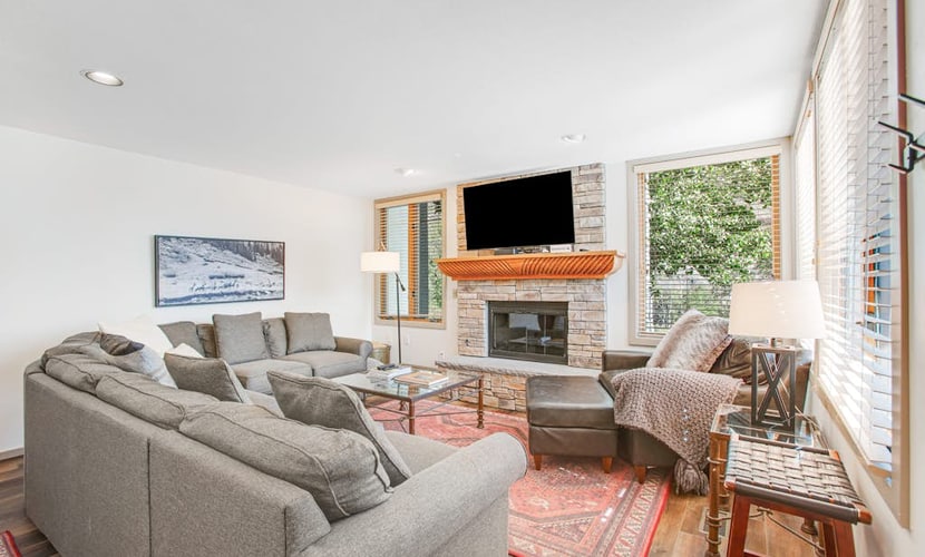 Corner chalet with pool, hot tub, WiFi & W/D - short walk to lifts