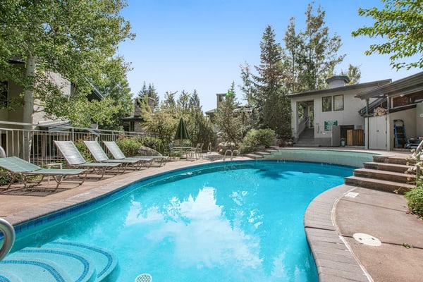 Corner chalet with pool, hot tub, WiFi & W/D - short walk to lifts