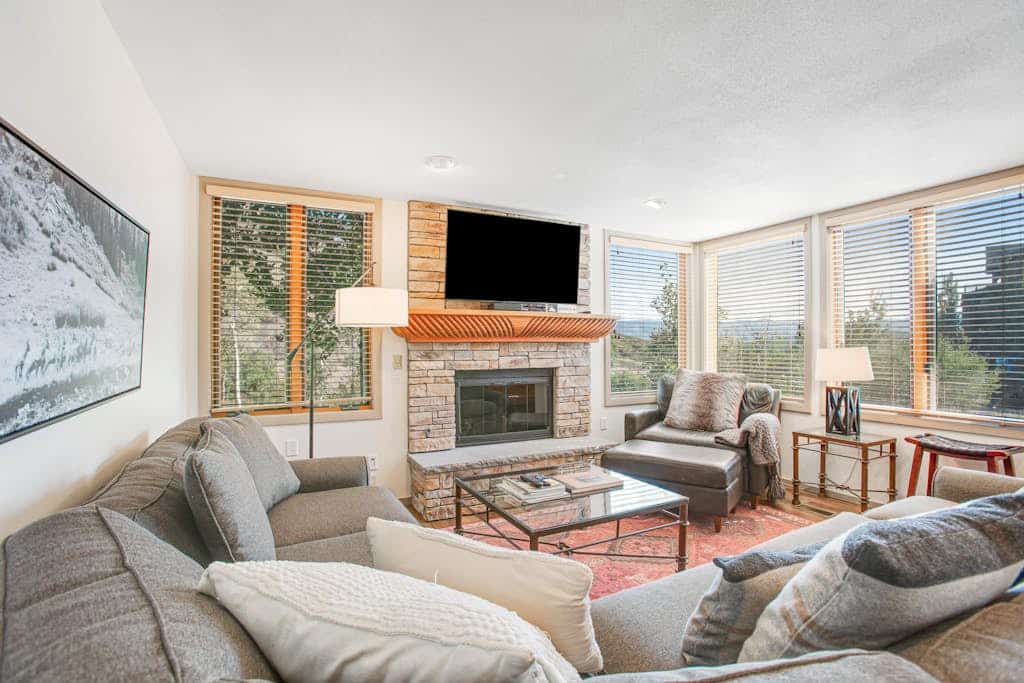 Corner chalet with pool, hot tub, WiFi & W/D - short walk to lifts