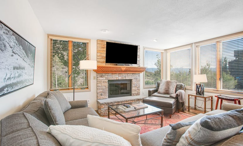 Corner chalet with pool, hot tub, WiFi & W/D - short walk to lifts