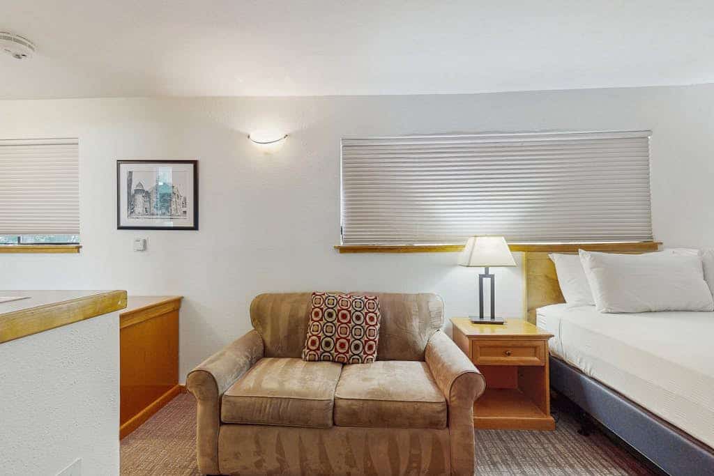 Main St room - pool & hot tub - walk to lifts, dog-friendly, 3rd floor balcony