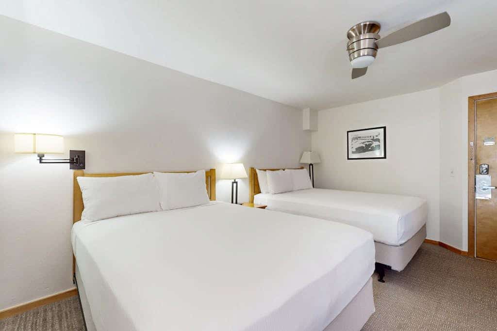 Main Street studio - pool & hot tub - walk to lifts, dog-friendly, balcony