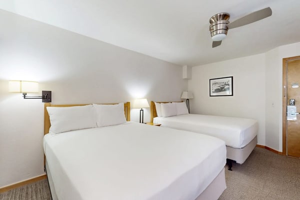 Main Street studio - pool & hot tub - walk to lifts, dog-friendly, balcony