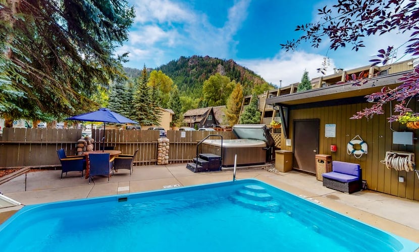 Main Street studio - pool & hot tub - walk to lifts, dog-friendly, balcony