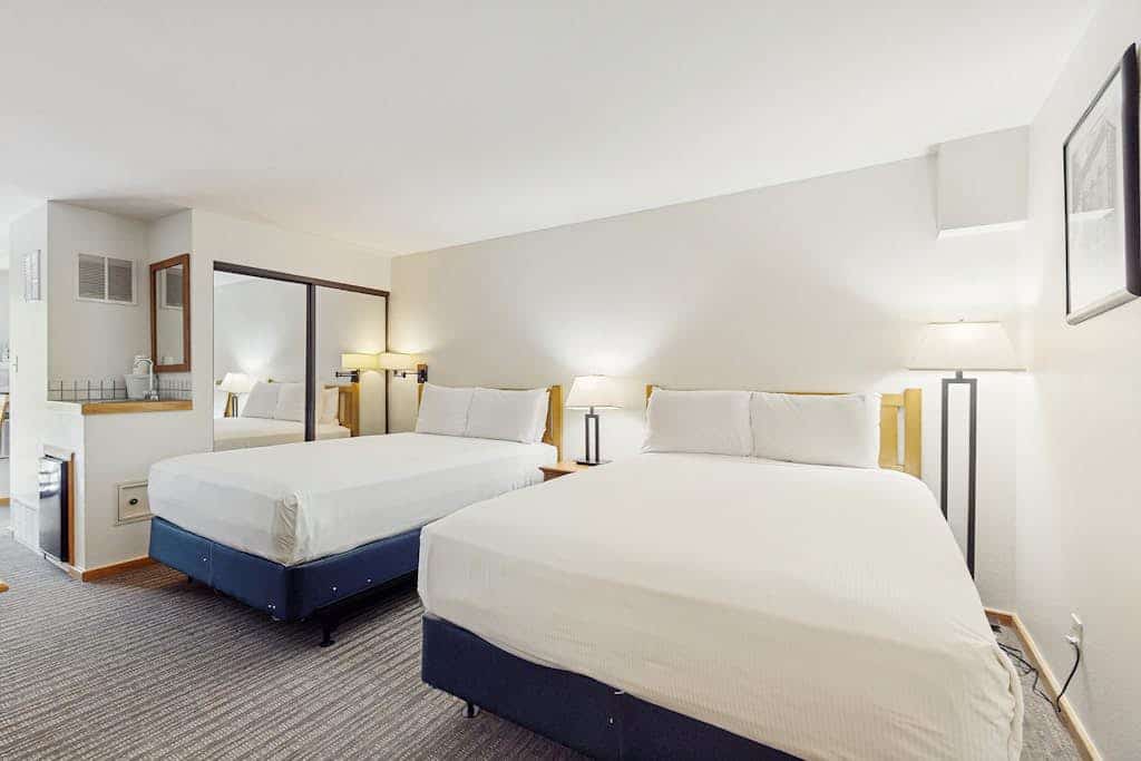 Main Street gem - pool & hot tub - walk to lifts, dog-friendly, third floor