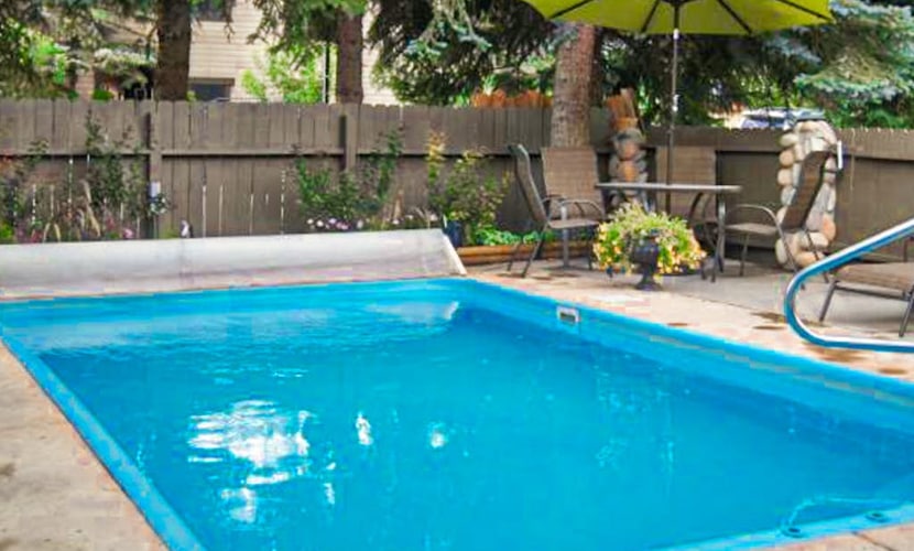 Main Street gem - pool & hot tub - walk to lifts, dog-friendly, third floor