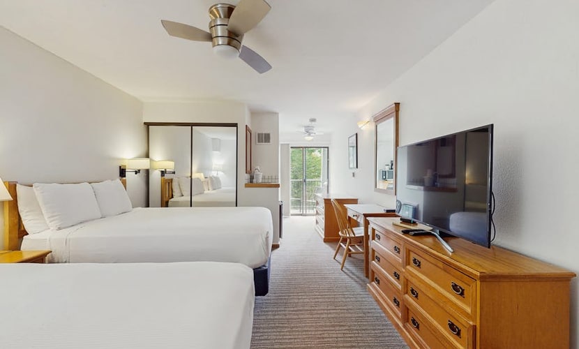 Main Street gem - pool & hot tub - walk to lifts, dog-friendly, balcony