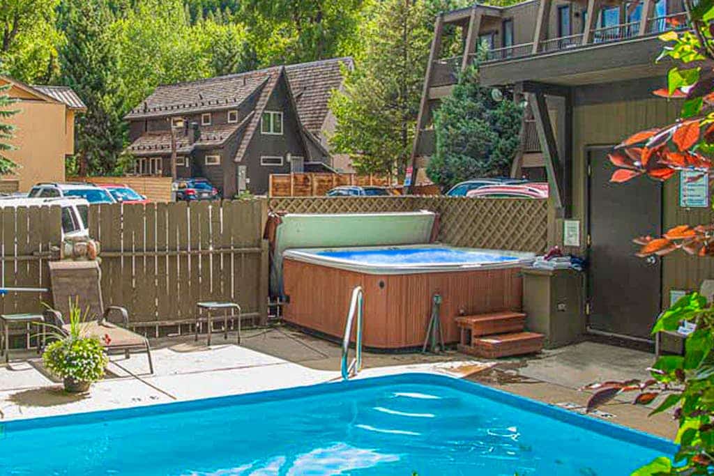 Main Street stay - pool & hot tub - walk to lifts, dog-friendly, third floor