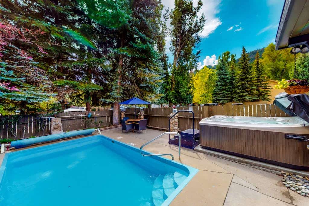 Main Street room - pool & hot tub - walk to lifts, dog-friendly, garden-level