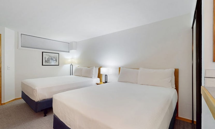 Main Street room - hot tub & pool - walk to lifts, dog-friendly, ground-floor