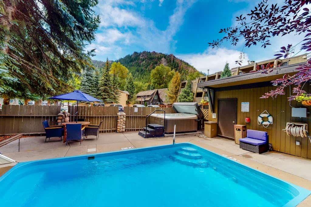 Main Street room - hot tub & pool - walk to lifts, dog-friendly, ground-floor