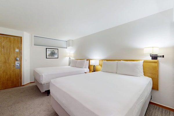 Main Street studio - pool & hot tub - walk to lifts, dog-friendly, ground-floor