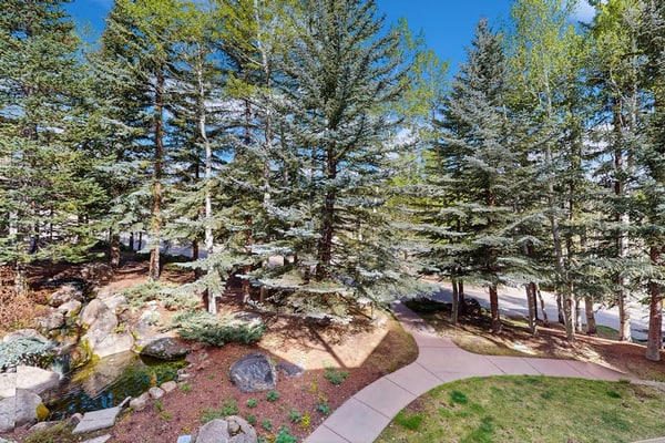 Woodsy Ski-In/Ski-Out Condo w/ Shared Pool & Hot Tubs - Next to the Slopes