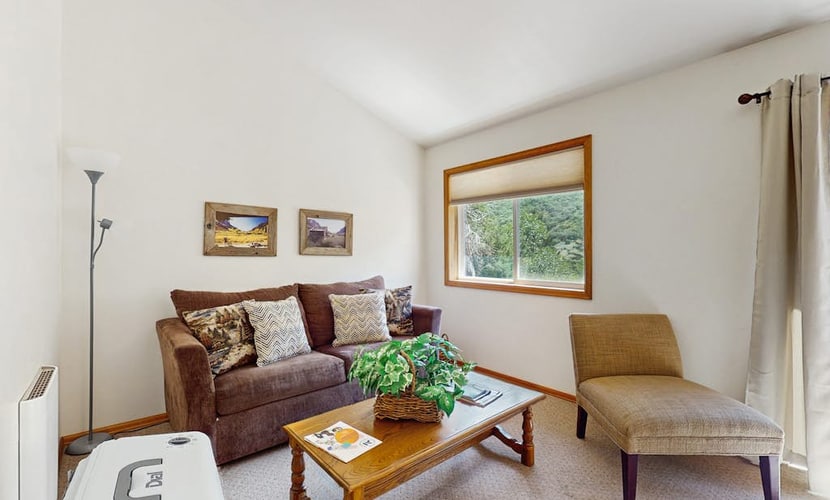 Cozy, waterfront, mountainview cabin w/prime location & shared hot springs