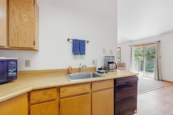 Cozy, waterfront, mountainview cabin w/prime location & shared hot springs