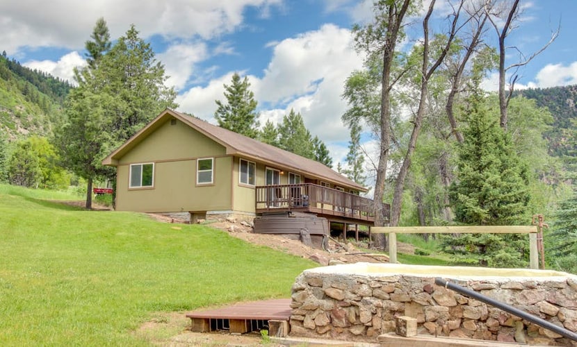 Waterfront cabins next to nature preserve - private hot tub & river views