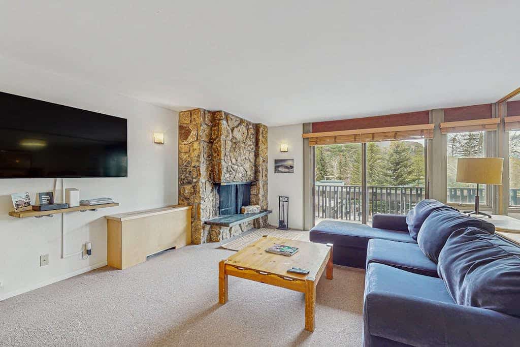 Cozy ski-in/ski-out condo with pool in summer & hot tub, year round