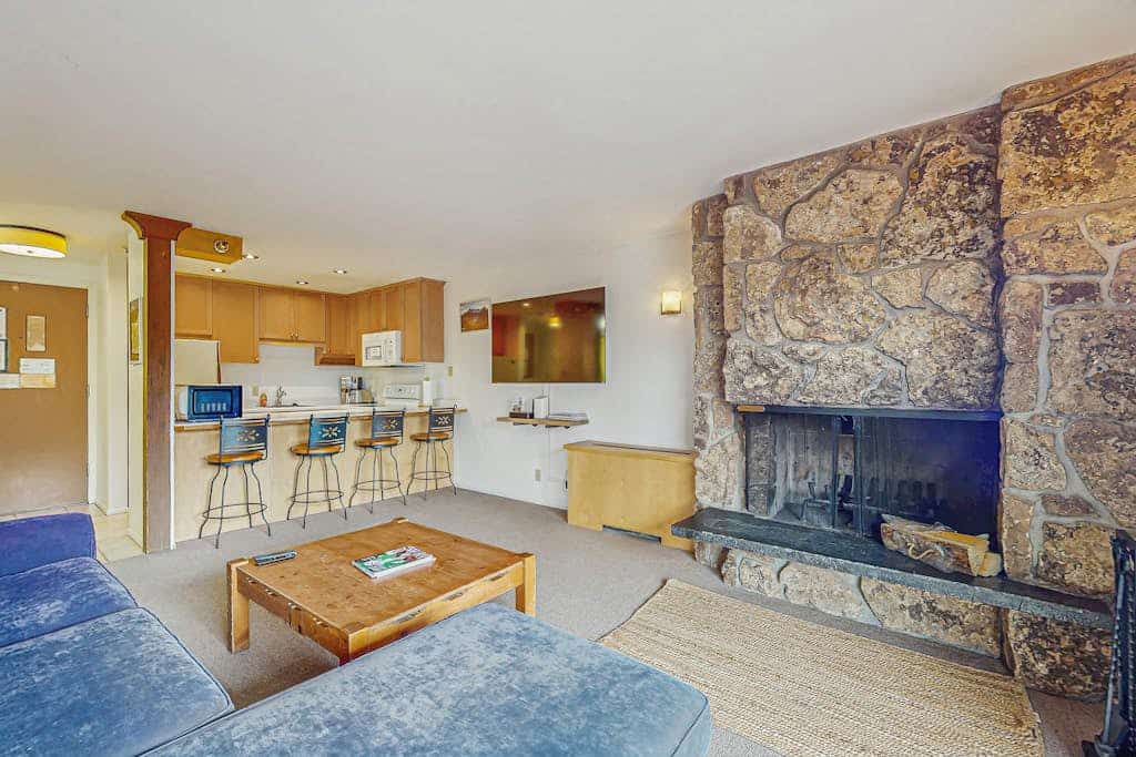 Cozy ski-in/ski-out condo with pool in summer & hot tub, year round