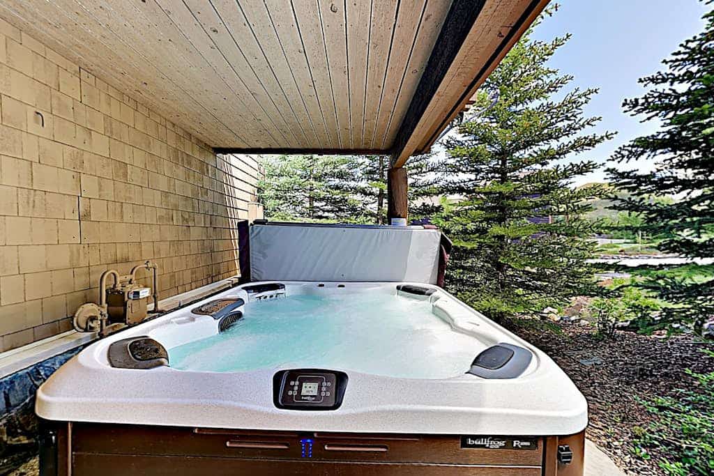 Mountain retreat overlooking Breck Golf Course with hot tub, free WiFi, & W/D