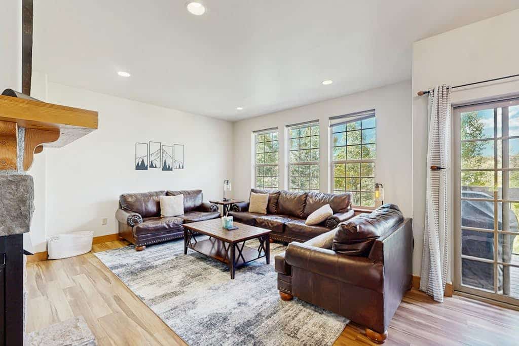 Conveniently located townhome with hot tub, balcony & full kitchen