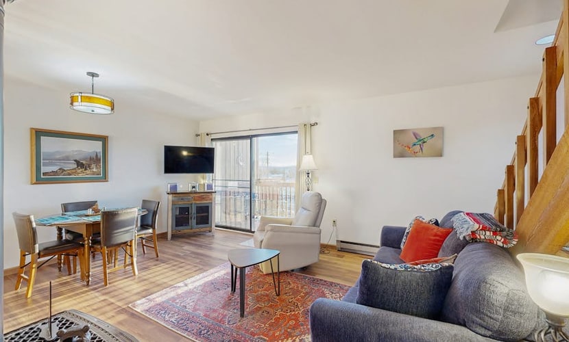 Conveniently located condo w/ full kitchen, wifi - near lake & wildlife