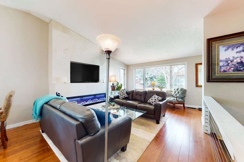 Inviting home with private hot tub, amazing deck & prime location
