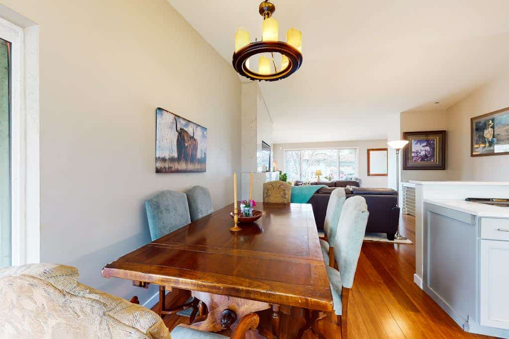 Inviting home with private hot tub, amazing deck & prime location