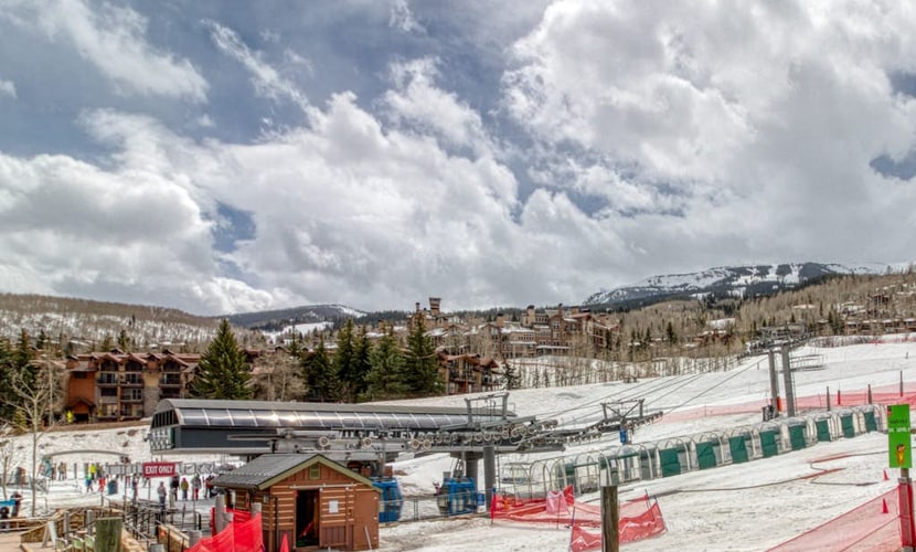 Ski-on/out studio with pool in summer, hot tub, year round, grill & fireplace