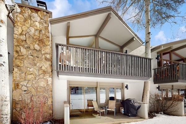 Ski-on/out studio with pool in summer, hot tub, year round, grill & fireplace