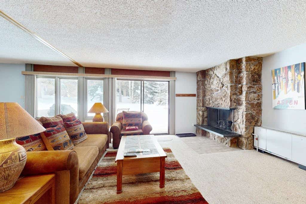 Ski-in/out Studio with pool in summer, hot tub year round, grill, & fireplace