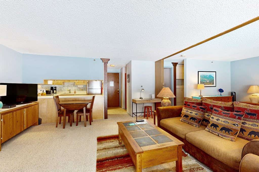 Ski-in/out Studio with pool in summer, hot tub year round, grill, & fireplace