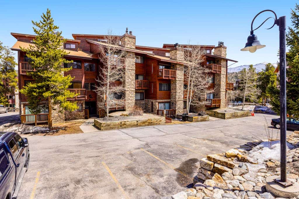 Mountain condo with hot tubs, fireplace, balcony, & gym