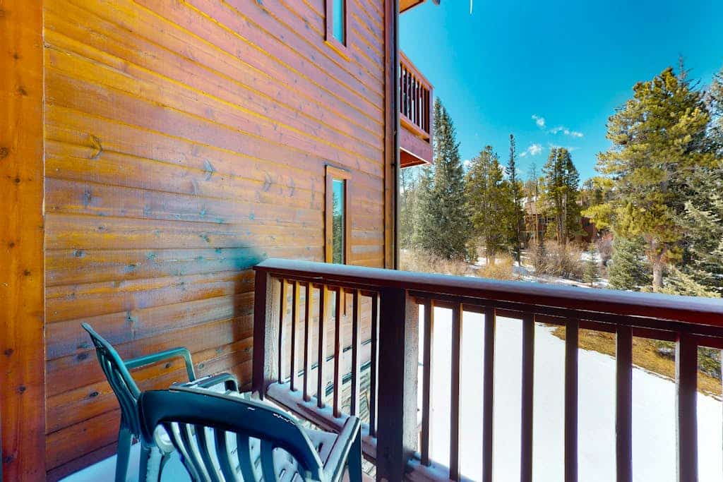 Ski-in condo with hot tubs, fireplace, gym, & BBQ area