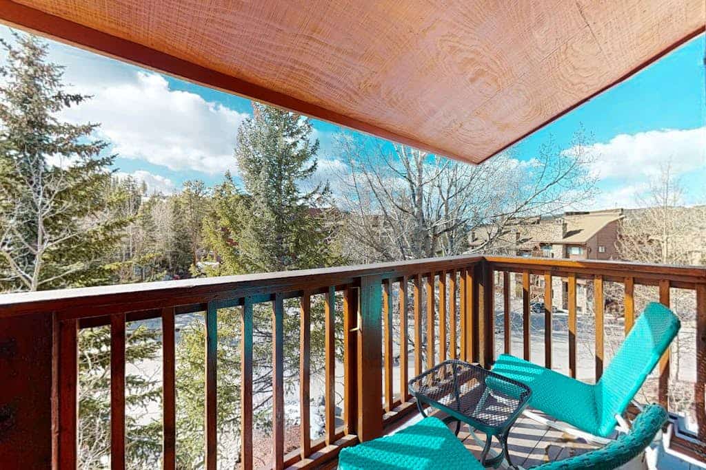 Renovated ski condo with fireplace, hot tubs & gym