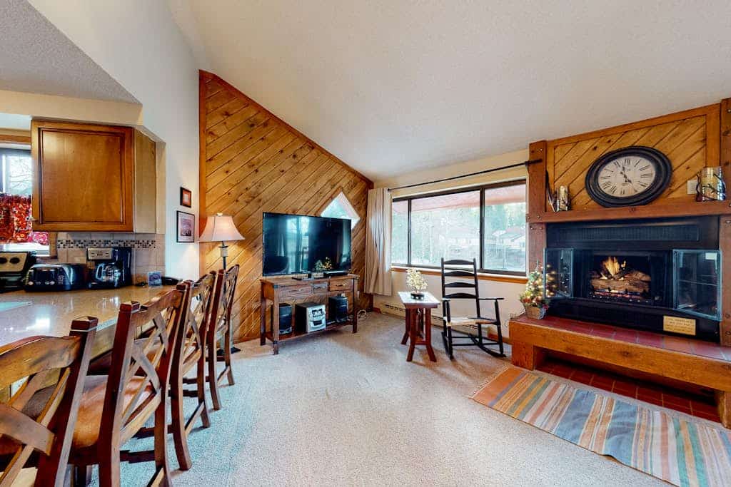 Renovated ski condo with fireplace, hot tubs & gym