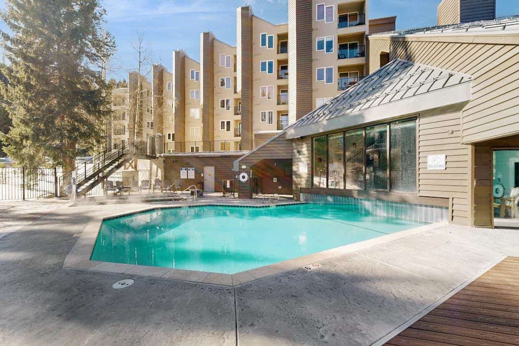 Cozy ski-in/out condo with shared hot tub and pool,  mountain views